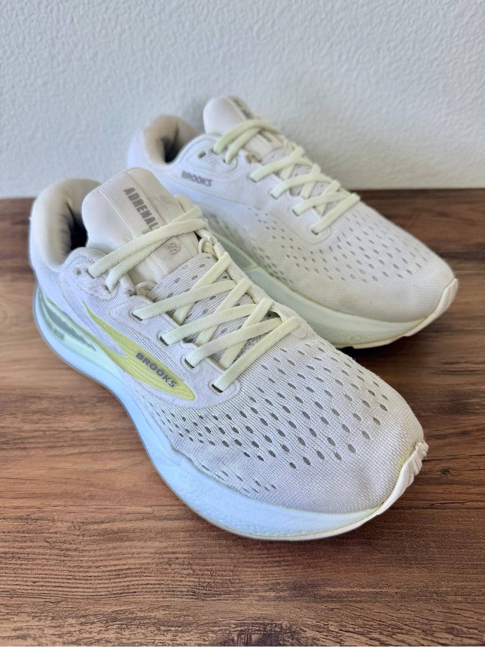 Brooks Women’s Adrenaline GTS 24 in White/Limpet Shell/Alloy (Size: 8.5-B)